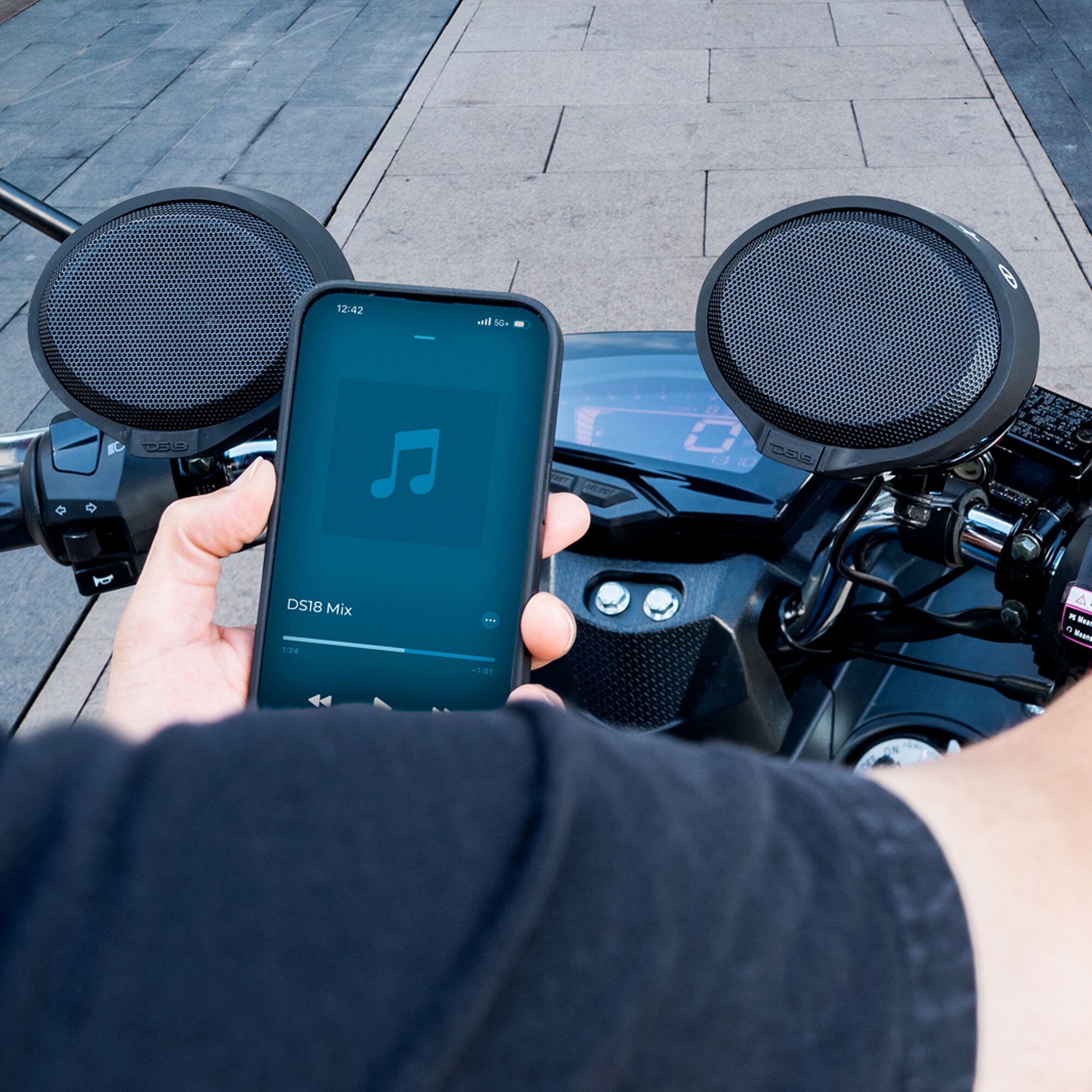 DS18 RYDERBT Motorcycle Handlebar Mounted Bluetooth Speaker System with Neodymium Magnet